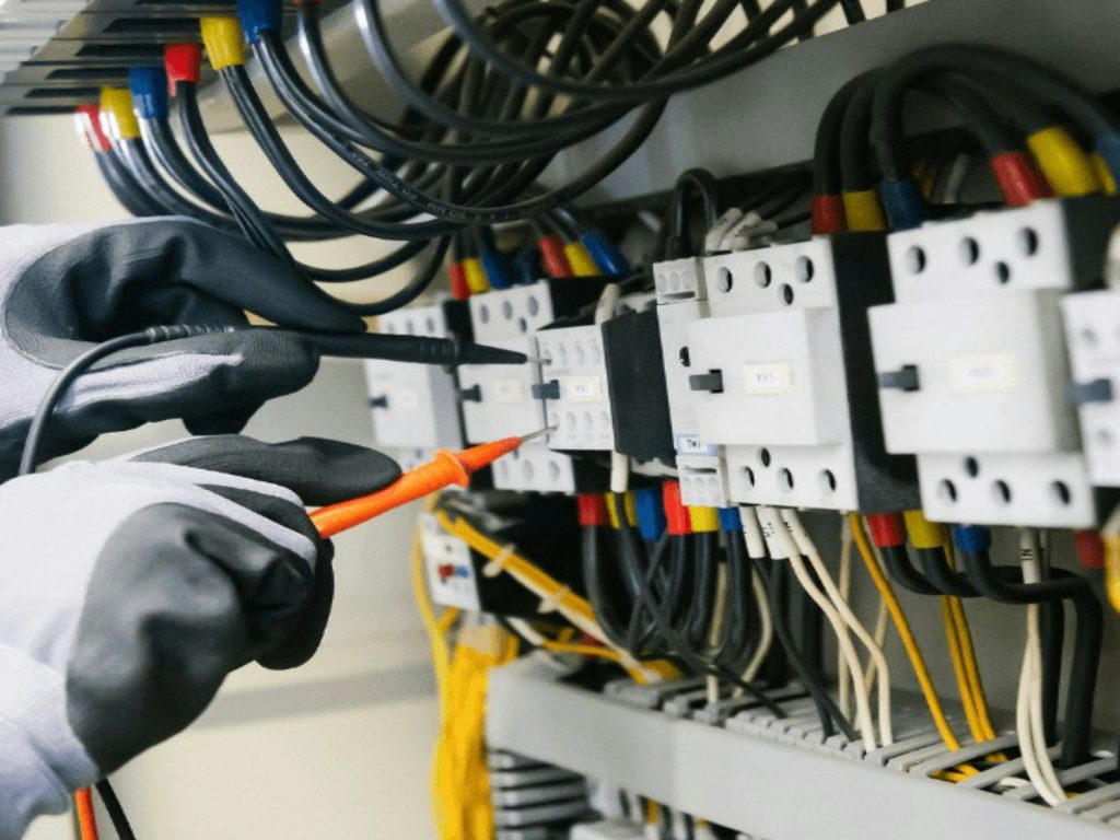 erwis elektryczny i diagnostyka pieca do kawy – szybkie usuwanie usterek, poprawa zabezpieczeń, analiza logów i zapewnienie bezpieczeństwa pracy
