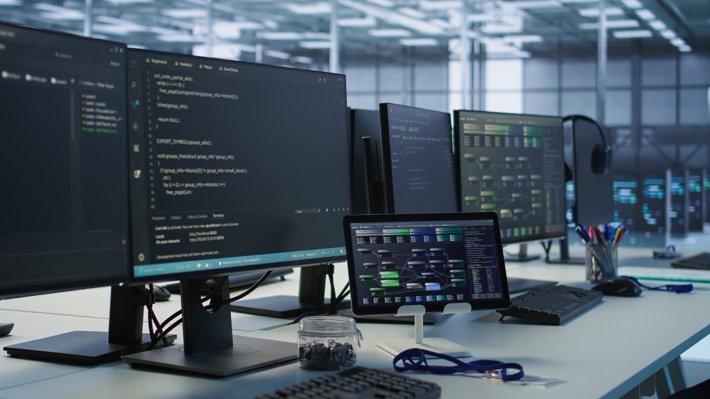 Stanowisko programisty z wieloma monitorami podczas tworzenia oprogramowania PLC dla palarni kawy.